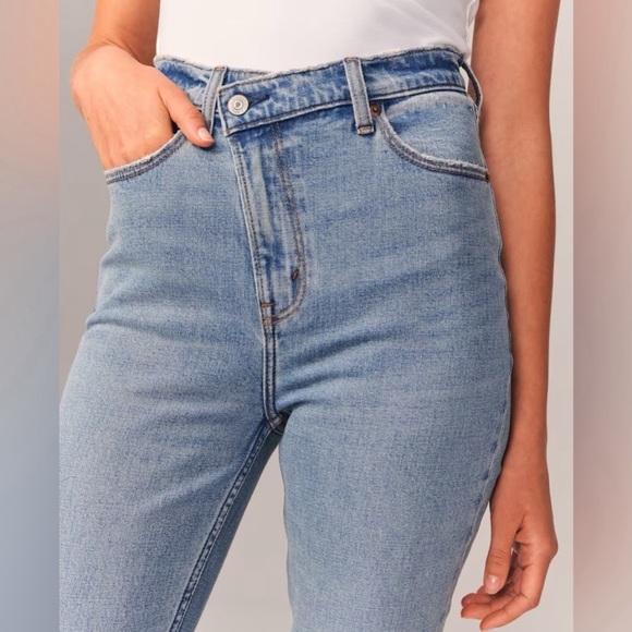Abercrombie Ultra High Rise 90s Straight Jean in Medium With Criss-Cross Waist - Picture 2 of 9